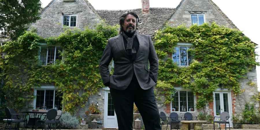 Laurence Llewelyn-Bowen, Celebrity Help! My House Is Haunted